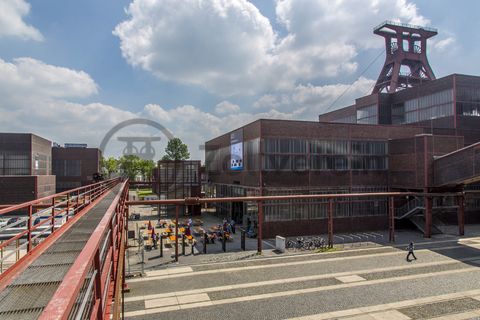 Pause machen im Bistro „Schacht XII“ und Kunsthandwerk entdecken, wo früher Waggons mit Kohle beladen wurden: Die Ateliers im Erdgeschoss, darunter SchmuckProdukt und die ARKA Kulturwerkstatt, präsentieren neben eigenen Arbeiten auch wechselnde Ausstellungen anderer Künstler. Im Obergeschoss der ehemaligen Lesebandhalle finden heute Kongresse, Messen und Konzerte statt. Bis in die 1960er Jahre lasen hier Bergleute an fünf Lesebändern von Hand die großen Gesteinsstücke aus dem Rohkohlegemisch.

Die Mannschaftsbrücke führte von der Schachtanlage 1/2/8 zur Schachtanlage XII und war der Verbindungsweg für die Bergleute. Ein Passieren zu ebener Erde war aufgrund des Zugverkehrs nicht möglich.