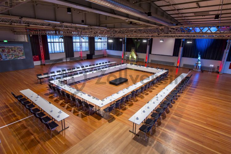 Im Veranstaltungssaal im Obergeschoss der ehemaligen Lesebandhalle finden heute Kongresse, Messen und Konzerte statt. Bis in die 1960er Jahre lasen hier Bergleute an fünf Lesebändern von Hand die großen Gesteinsstücke aus dem Rohkohlegemisch.

Ort: Areal A [Schacht XII], Halle 12 [A12]