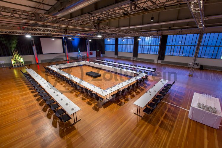 Im Veranstaltungssaal im Obergeschoss der ehemaligen Lesebandhalle finden heute Kongresse, Messen und Konzerte statt. Bis in die 1960er Jahre lasen hier Bergleute an fünf Lesebändern von Hand die großen Gesteinsstücke aus dem Rohkohlegemisch.

Ort: Areal A [Schacht XII], Halle 12 [A12]