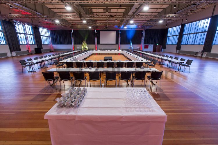 Im Veranstaltungssaal im Obergeschoss der ehemaligen Lesebandhalle finden heute Kongresse, Messen und Konzerte statt. Bis in die 1960er Jahre lasen hier Bergleute an fünf Lesebändern von Hand die großen Gesteinsstücke aus dem Rohkohlegemisch.

Ort: Areal A [Schacht XII], Halle 12 [A12]