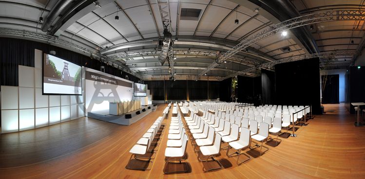 Im Veranstaltungssaal im Obergeschoss der ehemaligen Lesebandhalle finden heute Kongresse, Messen und Konzerte statt. Bis in die 1960er Jahre lasen hier Bergleute an fünf Lesebändern von Hand die großen Gesteinsstücke aus dem Rohkohlegemisch.

Ort: Areal A [Schacht XII], Halle 12 [A12]