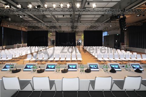 Im Veranstaltungssaal im Obergeschoss der ehemaligen Lesebandhalle finden heute Kongresse, Messen und Konzerte statt. Bis in die 1960er Jahre lasen hier Bergleute an fünf Lesebändern von Hand die großen Gesteinsstücke aus dem Rohkohlegemisch.

Ort: Areal A [Schacht XII], Halle 12 [A12]