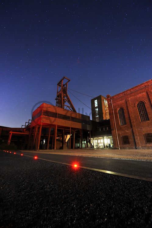 Die 1851 in Betrieb genommene Gründerschachtanlage 1/2/8 ist die älteste Schachtanlage der Zeche Zollverein. Die vorhandenen Ziegelmassivbauten stammen aus dem ersten Jahrzehnt des 20. Jahrhunderts, sämtliche Erweiterungsbauten nach 1932 wurden im architektonischen Stil der Schachtanlage Zollverein XII errichtet. Auf Schacht 1/2/8 befanden sich mit der Markenkontrolle, Kaue und Lampenstube auch die Sozialräume für die auf Schacht 1/2/8 und Schacht XII tätigen Bergleute. Nach der Stilllegung 1986 wurde die Schachtanlage 1/2/8 saniert und beherbergt heute Ateliers sowie die renommierte Kulturinstitution PACT Zollverein. 2000 wurde die Schachtanlage 1/2/8 in die Denkmalliste der Stadt Essen aufgenommen und gehört seit 2001 zum UNESCO-Welterbe. 

Das Fördermaschinenhaus [B45] wurde 1903 erbaut und von 1956 bis 1958 erweitert. In dem Gebäude befand sich die Fördermaschine von Schacht 1/2/8. Heute gehört das Fördermaschinenhaus zum Denkmalpfad ZOLLVEREIN®.

Der Turm und das Einstrebenfördergerüst stehen auf den beiden ersten Zollverein-Schächten. 1904 und 1954 wurde die Schachtanlage modernisiert, auch die Förderanlagen wurden dabei erneuert.

Als ein wichtiger Dreh- und Angelpunkt für zeitgenössische Tanz- und Performancekunst ist PACT Zollverein (Performing Arts Choreographisches Zentrum NRW Tanzlandschaft Ruhr) Initiator, Motor und Bühne zugleich. Wo heute internationale Künstler auftreten, wuschen sich von 1906 bis 1986 täglich Tausende von Bergleuten nach der Schicht den Kohlenstaub ab. Im Jahr 2000 wurde das denkmalgeschützte Gebäude der ehemaligen Waschkaue [B45] von dem Architekten Christoph Mäckler saniert und für die Nutzung durch den neuen Eigentümer PACT Zollverein  behutsam umgebaut.

Die Ringpromenade ist ein 3,5 Kilometer langer kombinierter Fuß- und Radweg rings um das Zollverein-Areal und Teil des ZOLLVEREIN® Parks. Rad- und Fußweg sind durch eine Fuge getrennt, in die rote LED-Lichtpunkte eingelassen sind.

Areal B [Schacht 1/2/8]