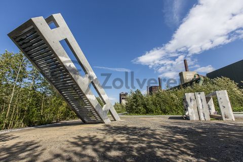 Die Halden, Schienenwege und Freiflächen zwischen den Schachtanlagen sind heute der ZOLLVEREIN® Park, der Bestandteil des Emscher Landschaftsparks (ELP) ist. 

Auf der Grundlage des Masterplans „Industrielandschaft Zollverein“, den 2003 die Agentur Agence Ter unter Leitung von Prof. Henri Bava erstellt hat, wandelte ein interdisziplinäres Team aus Landschaftsarchitekten, Künstlern und Designern die ehemalige Industriebrache um. 

Neben dem Orientierungs-, Beleuchtungs- und Wegekonzept  bieten  Bänke, Pavillons, Spielorte und Aussichtsplattformen den Besuchern Aufenthalts- und Erholungsqualität. Der ursprüngliche Charakter des ehemals industriell genutzten Geländes bleibt erhalten: Überall wachsen typische postindustrielle Pflanzen wie Birken, Robinien und Sommerflieder. 

Die Ringpromenade ist ein 3,5 Kilometer langer kombinierter Fuß- und Radweg rings um das Zollverein-Areal und Teil des ZOLLVEREIN® Parks. Rad- und Fußweg sind durch eine Fuge getrennt, in die rote LED-Lichtpunkte eingelassen sind.

Die turmartige Aussichtsplattform der Künstlergruppe Observatorium im ZOLLVEREIN® Park ermöglicht den Besuchern eine neue Perspektive auf das Kokereigelände.

Areal C [Kokerei]