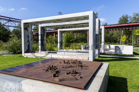 Die Halden, Schienenwege und Freiflächen zwischen den Schachtanlagen sind heute der ZOLLVEREIN® Park, der Bestandteil des Emscher Landschaftsparks (ELP) ist. 

Auf der Grundlage des Masterplans „Industrielandschaft Zollverein“, den 2003 die Agentur Agence Ter unter Leitung von Prof. Henri Bava erstellt hat, wandelte ein interdisziplinäres Team aus Landschaftsarchitekten, Künstlern und Designern die ehemalige Industriebrache um. 

Neben dem Orientierungs-, Beleuchtungs- und Wegekonzept  bieten  Bänke, Pavillons, Spielorte und Aussichtsplattformen den Besuchern Aufenthalts- und Erholungsqualität. Der ursprüngliche Charakter des ehemals industriell genutzten Geländes bleibt erhalten: Überall wachsen typische postindustrielle Pflanzen wie Birken, Robinien und Sommerflieder. 

Die fünf Pavillons der Künstlergruppe Observatorium sind begehbare Skulpturen, die den Besuchern als Informations- oder Aussichtsplattform, als Ausstellungsraum oder Picknickplatz dienen. Sie befinden sich am Forum Kohlenwäsche, am Parkplatz A2, vor der Mischanlage [C70] sowie im ZOLLVEREIN® Park auf Schacht XII und auf der Kokerei.

Dreidimensionale Geländemodelle des UNESCO-Welterbes bieten an ausgesuchten Orten einen guten Überblick.

Areal A [Schacht XII] an Parkplatz A2