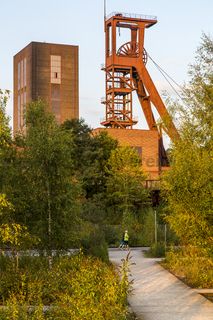 Die Halden, Schienenwege und Freiflächen zwischen den Schachtanlagen sind heute der ZOLLVEREIN® Park, der Bestandteil des Emscher Landschaftsparks (ELP) ist. 

Auf der Grundlage des Masterplans „Industrielandschaft Zollverein“, den 2003 die Agentur Agence Ter unter Leitung von Prof. Henri Bava erstellt hat, wandelte ein interdisziplinäres Team aus Landschaftsarchitekten, Künstlern und Designern die ehemalige Industriebrache um. 

Neben dem Orientierungs-, Beleuchtungs- und Wegekonzept  bieten  Bänke, Pavillons, Spielorte und Aussichtsplattformen den Besuchern Aufenthalts- und Erholungsqualität. Der ursprüngliche Charakter des ehemals industriell genutzten Geländes bleibt erhalten: Überall wachsen typische postindustrielle Pflanzen wie Birken, Robinien und Sommerflieder. 

Die 1851 in Betrieb genommene Gründerschachtanlage 1/2/8 ist die älteste Schachtanlage der Zeche Zollverein. Die vorhandenen Ziegelmassivbauten stammen aus dem ersten Jahrzehnt des 20. Jahrhunderts, sämtliche Erweiterungsbauten nach 1932 wurden im architektonischen Stil der Schachtanlage Zollverein XII errichtet. Auf Schacht 1/2/8 befanden sich mit der Markenkontrolle, Kaue und Lampenstube auch die Sozialräume für die auf Schacht 1/2/8 und Schacht XII tätigen Bergleute. Nach der Stilllegung 1986 wurde die Schachtanlage 1/2/8 saniert und beherbergt heute Ateliers sowie die renommierte Kulturinstitution PACT Zollverein. 2000 wurde die Schachtanlage 1/2/8 in die Denkmalliste der Stadt Essen aufgenommen und gehört seit 2001 zum UNESCO-Welterbe. 

Areal B [Schacht 1/2/8]