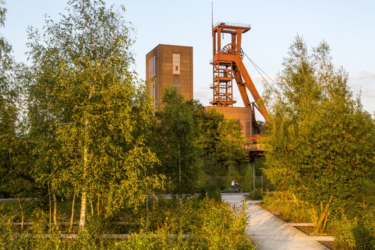 Die Halden, Schienenwege und Freiflächen zwischen den Schachtanlagen sind heute der ZOLLVEREIN® Park, der Bestandteil des Emscher Landschaftsparks (ELP) ist. 

Auf der Grundlage des Masterplans „Industrielandschaft Zollverein“, den 2003 die Agentur Agence Ter unter Leitung von Prof. Henri Bava erstellt hat, wandelte ein interdisziplinäres Team aus Landschaftsarchitekten, Künstlern und Designern die ehemalige Industriebrache um. 

Neben dem Orientierungs-, Beleuchtungs- und Wegekonzept  bieten  Bänke, Pavillons, Spielorte und Aussichtsplattformen den Besuchern Aufenthalts- und Erholungsqualität. Der ursprüngliche Charakter des ehemals industriell genutzten Geländes bleibt erhalten: Überall wachsen typische postindustrielle Pflanzen wie Birken, Robinien und Sommerflieder. 

Die 1851 in Betrieb genommene Gründerschachtanlage 1/2/8 ist die älteste Schachtanlage der Zeche Zollverein. Die vorhandenen Ziegelmassivbauten stammen aus dem ersten Jahrzehnt des 20. Jahrhunderts, sämtliche Erweiterungsbauten nach 1932 wurden im architektonischen Stil der Schachtanlage Zollverein XII errichtet. Auf Schacht 1/2/8 befanden sich mit der Markenkontrolle, Kaue und Lampenstube auch die Sozialräume für die auf Schacht 1/2/8 und Schacht XII tätigen Bergleute. Nach der Stilllegung 1986 wurde die Schachtanlage 1/2/8 saniert und beherbergt heute Ateliers sowie die renommierte Kulturinstitution PACT Zollverein. 2000 wurde die Schachtanlage 1/2/8 in die Denkmalliste der Stadt Essen aufgenommen und gehört seit 2001 zum UNESCO-Welterbe. 

Areal B [Schacht 1/2/8]