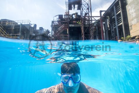 Das Werksschwimmbad ist eine sogenannte künstlerische Intervention der Frankfurter Künstler Dirk Paschke (geb. 1969) und Daniel Milohnic (geb. 1969), das sie 2001 im Rahmen des Kunstprojekts „Zeitgenössische Kunst und Kritik“ gemeinsam erschufen. Das 2,4x12x5 Meter große Becken besteht aus zwei auseinander geschnittenen und neu verschweißten Überseecontainern und fasst 130 Kubikmeter Wasser. Als künstlerische Skulptur thematisiert der Pool den Strukturwandel im Ruhrgebiet. Gleichzeitig bietet er ein attraktives Freizeitangebot. Das Schwimmbad ist in den Sommerferien ein beliebter Treffpunkt für Kinder und Jugendliche im Essener Norden.