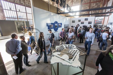 Vom 17. Mai bis 29. Juni 2014 präsentierten die anonymen Künstler der Düsseldorfer Gruppe „Zelle Asphaltkultur“ in der Halle 8 [A8] ihre Werke und zeigten die unbequeme und ungenehmigte Interventionskunst, die sonst im öffentlichen Raum zu sehen ist, mit Videos, Drucken, Installationen und Collagen.

In der heutigen Ausstellungshalle [A8] produzierten früher Kompressoren Hochdruck, der zum Betrieb von Loks und anderen Großgeräten unter Tage verwendet wurde.

Areal A [Schacht XII], Halle 8 [A8]