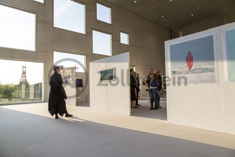 Seit 2006 versammeln die Veranstalter der contemporary art ruhr (C.A.R.) zweimal im Jahr Galerien und Künstler der aktuellen Kunstszene auf dem Welterbe Zollverein. Seit 2013 ist das preisgekrönte SANAA-Gebäude Veranstaltungsort der Medienkunstmesse im Frühsommer. Die Herbstausgabe der C.A.R., die innovative Kunstmesse, findet im Oktober 2015 in fünf verschiedenen Hallen auf dem Welterbe-Gelände statt.

Gebaut 2006 nach dem Entwurf des japanischen Architekturbüros SANAA (Sejima and Nishizawa and Associates) der Architekten Kazuyo Sejima und Ryue Nishizawa, besteht der 34 Meter hohe und jeweils 35 Meter lange Kubus aus fünf Etagen inklusive eines Dachgartens. 132 wie zufällig angeordnete Fensteröffnungen bewirken eine besondere Lichtatmosphäre im Gebäudeinneren des SANAA-Gebäudes und sorgen für faszinierende Blicke nach draußen. 2010 erhielten die beiden Architekten den Pritzker-Preis, die weltweit höchste Auszeichnung für Architekten. Seit Anfang 2010 wird das SANAA-Gebäude zudem vom Fachbereich Gestaltung der Folkwang Universität der Künste und als Veranstaltungsort genutzt.