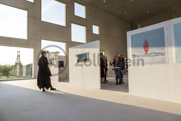 Seit 2006 versammeln die Veranstalter der contemporary art ruhr (C.A.R.) zweimal im Jahr Galerien und Künstler der aktuellen Kunstszene auf dem Welterbe Zollverein. Seit 2013 ist das preisgekrönte SANAA-Gebäude Veranstaltungsort der Medienkunstmesse im Frühsommer. Die Herbstausgabe der C.A.R., die innovative Kunstmesse, findet im Oktober 2015 in fünf verschiedenen Hallen auf dem Welterbe-Gelände statt.

Gebaut 2006 nach dem Entwurf des japanischen Architekturbüros SANAA (Sejima and Nishizawa and Associates) der Architekten Kazuyo Sejima und Ryue Nishizawa, besteht der 34 Meter hohe und jeweils 35 Meter lange Kubus aus fünf Etagen inklusive eines Dachgartens. 132 wie zufällig angeordnete Fensteröffnungen bewirken eine besondere Lichtatmosphäre im Gebäudeinneren des SANAA-Gebäudes und sorgen für faszinierende Blicke nach draußen. 2010 erhielten die beiden Architekten den Pritzker-Preis, die weltweit höchste Auszeichnung für Architekten. Seit Anfang 2010 wird das SANAA-Gebäude zudem vom Fachbereich Gestaltung der Folkwang Universität der Künste und als Veranstaltungsort genutzt.