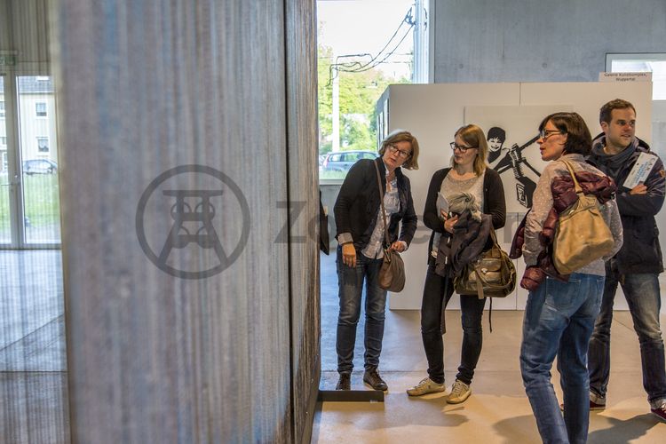 Seit 2006 versammeln die Veranstalter der contemporary art ruhr (C.A.R.) zweimal im Jahr Galerien und Künstler der aktuellen Kunstszene auf dem Welterbe Zollverein. Seit 2013 ist das preisgekrönte SANAA-Gebäude Veranstaltungsort der Medienkunstmesse im Frühsommer. Die Herbstausgabe der C.A.R., die innovative Kunstmesse, findet im Oktober 2015 in fünf verschiedenen Hallen auf dem Welterbe-Gelände statt.

Gebaut 2006 nach dem Entwurf des japanischen Architekturbüros SANAA (Sejima and Nishizawa and Associates) der Architekten Kazuyo Sejima und Ryue Nishizawa, besteht der 34 Meter hohe und jeweils 35 Meter lange Kubus aus fünf Etagen inklusive eines Dachgartens. 132 wie zufällig angeordnete Fensteröffnungen bewirken eine besondere Lichtatmosphäre im Gebäudeinneren des SANAA-Gebäudes und sorgen für faszinierende Blicke nach draußen. 2010 erhielten die beiden Architekten den Pritzker-Preis, die weltweit höchste Auszeichnung für Architekten. Seit Anfang 2010 wird das SANAA-Gebäude zudem vom Fachbereich Gestaltung der Folkwang Universität der Künste und als Veranstaltungsort genutzt.