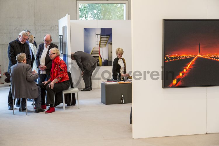 Seit 2006 versammeln die Veranstalter der contemporary art ruhr (C.A.R.) zweimal im Jahr Galerien und Künstler der aktuellen Kunstszene auf dem Welterbe Zollverein. Seit 2013 ist das preisgekrönte SANAA-Gebäude Veranstaltungsort der Medienkunstmesse im Frühsommer. Die Herbstausgabe der C.A.R., die innovative Kunstmesse, findet im Oktober 2015 in fünf verschiedenen Hallen auf dem Welterbe-Gelände statt.

Gebaut 2006 nach dem Entwurf des japanischen Architekturbüros SANAA (Sejima and Nishizawa and Associates) der Architekten Kazuyo Sejima und Ryue Nishizawa, besteht der 34 Meter hohe und jeweils 35 Meter lange Kubus aus fünf Etagen inklusive eines Dachgartens. 132 wie zufällig angeordnete Fensteröffnungen bewirken eine besondere Lichtatmosphäre im Gebäudeinneren des SANAA-Gebäudes und sorgen für faszinierende Blicke nach draußen. 2010 erhielten die beiden Architekten den Pritzker-Preis, die weltweit höchste Auszeichnung für Architekten. Seit Anfang 2010 wird das SANAA-Gebäude zudem vom Fachbereich Gestaltung der Folkwang Universität der Künste und als Veranstaltungsort genutzt.