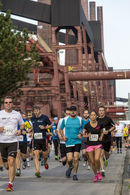 Am 13. September 2014 wurde der Welterbelauf ZOLLVEREIN® vom FC Stoppenberg LT mit Unterstützung von der RAG Montan Immobilien GmbH und der Stiftung Zollverein zum ersten Mal im September auf dem Zollverein-Gelände organisiert. Die Verbindung von Breitensport, Natur und Architektur lockt viele Besucher und Läufer auf das Gelände. Verschieden lange Strecken führen die Läufer über das Areal des UNESCO-Welterbes Zollvereins. 

Die Kokereiallee ist die ehemalige Betriebsstraße, die die beiden großen Produktionsbereiche der Kokerei voneinander trennt. Seit 2014 lautet der offizielle Straßenname Kokereiallee. Nördlich der Straße, die parallel zu den Koksofenbatterien [C71] verläuft, befinden sich die Anlagen der „schwarzen Seite“ zur Koksproduktion. Südlich schließt sich die „weiße Seite“ an, deren Funktion darin bestand, die beim Verkokungsprozess anfallenden Nebenprodukte chemisch aufzubereiten. 

Die 600 Meter langen Koksofenbatterien mit 304 schmalen Koksöfen prägen das Gesicht der sogenannten „schwarzen Seite“ der Kokerei. Die Ofendecke, das Innere der Koksöfen, die Löschgleishalle und weitere Bereiche können Besucher im Rahmen einer Führung im  Denkmalpfad ZOLLVEREIN® entdecken.

Areal C [Kokerei], Kokereiallee