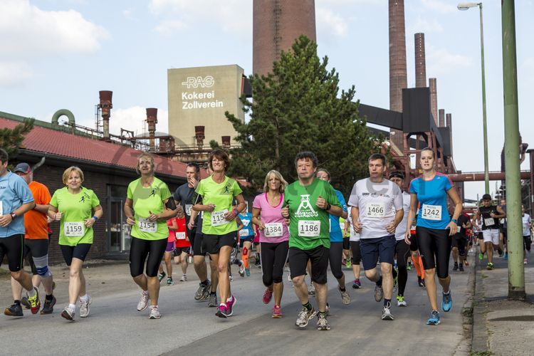 Am 13. September 2014 wurde der Welterbelauf ZOLLVEREIN® vom FC Stoppenberg LT mit Unterstützung von der RAG Montan Immobilien GmbH und der Stiftung Zollverein zum ersten Mal im September auf dem Zollverein-Gelände organisiert. Die Verbindung von Breitensport, Natur und Architektur lockt viele Besucher und Läufer auf das Gelände. Verschieden lange Strecken führen die Läufer über das Areal des UNESCO-Welterbes Zollvereins. 

Die Kokereiallee ist die ehemalige Betriebsstraße, die die beiden großen Produktionsbereiche der Kokerei voneinander trennt. Seit 2014 lautet der offizielle Straßenname Kokereiallee. Nördlich der Straße, die parallel zu den Koksofenbatterien [C71] verläuft, befinden sich die Anlagen der „schwarzen Seite“ zur Koksproduktion. Südlich schließt sich die „weiße Seite“ an, deren Funktion darin bestand, die beim Verkokungsprozess anfallenden Nebenprodukte chemisch aufzubereiten. 

Die 600 Meter langen Koksofenbatterien mit 304 schmalen Koksöfen prägen das Gesicht der sogenannten „schwarzen Seite“ der Kokerei. Die Ofendecke, das Innere der Koksöfen, die Löschgleishalle und weitere Bereiche können Besucher im Rahmen einer Führung im  Denkmalpfad ZOLLVEREIN® entdecken.

Areal C [Kokerei], Kokereiallee