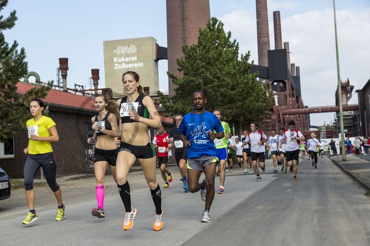 Am 13. September 2014 wurde der Welterbelauf ZOLLVEREIN® vom FC Stoppenberg LT mit Unterstützung von der RAG Montan Immobilien GmbH und der Stiftung Zollverein zum ersten Mal im September auf dem Zollverein-Gelände organisiert. Die Verbindung von Breitensport, Natur und Architektur lockt viele Besucher und Läufer auf das Gelände. Verschieden lange Strecken führen die Läufer über das Areal des UNESCO-Welterbes Zollvereins. 

Die Kokereiallee ist die ehemalige Betriebsstraße, die die beiden großen Produktionsbereiche der Kokerei voneinander trennt. Seit 2014 lautet der offizielle Straßenname Kokereiallee. Nördlich der Straße, die parallel zu den Koksofenbatterien [C71] verläuft, befinden sich die Anlagen der „schwarzen Seite“ zur Koksproduktion. Südlich schließt sich die „weiße Seite“ an, deren Funktion darin bestand, die beim Verkokungsprozess anfallenden Nebenprodukte chemisch aufzubereiten. 

Die 600 Meter langen Koksofenbatterien mit 304 schmalen Koksöfen prägen das Gesicht der sogenannten „schwarzen Seite“ der Kokerei. Die Ofendecke, das Innere der Koksöfen, die Löschgleishalle und weitere Bereiche können Besucher im Rahmen einer Führung im  Denkmalpfad ZOLLVEREIN® entdecken.

Areal C [Kokerei], Kokereiallee