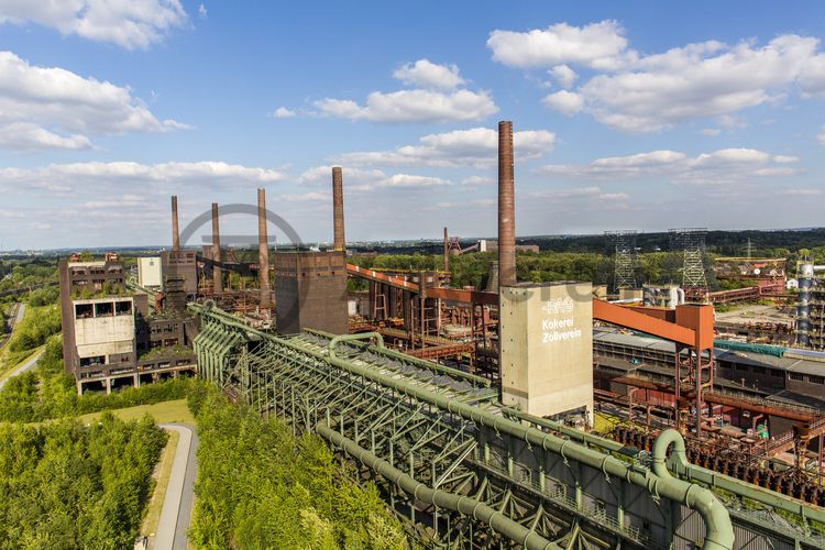 Die Kokerei Zollverein wurde von 1957 bis 1961 nach Plänen des Architekten Fritz Schupp gebaut, nach Erweiterungsarbeiten war sie ab 1973 die größte Zentralkokerei Europas. Täglich waren bis zu 1.000 Koker rund um die Uhr im Einsatz, bis zu 8.600 Tonnen Koks wurden pro Tag produziert. 1993 wurde die Kokerei stillgelegt. 2000 wurde die Kokerei in die Denkmalliste der Stadt Essen aufgenommen und gehört seit 2001 zum UNESCO-Welterbe. 2010 ist die Kokerei in den Besitz der Stiftung Zollverein übergegangen. Die „schwarze Seite“ der Kokerei, die den Bereich der Koksproduktion bezeichnet, kann bei einer Führung durch den Denkmalpfad ZOLLVEREIN® besichtigt werden.

Die 600 Meter langen Koksofenbatterien mit 304 schmalen Koksöfen prägen das Gesicht der sogenannten „schwarzen Seite“ der Kokerei. Die Ofendecke, das Innere der Koksöfen, die Löschgleishalle und weitere Bereiche können Besucher im Rahmen einer Führung im  Denkmalpfad ZOLLVEREIN® entdecken.

Ort: Areal C [Kokerei]