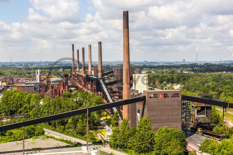 Die Kokerei Zollverein wurde von 1957 bis 1961 nach Plänen des Architekten Fritz Schupp gebaut, nach Erweiterungsarbeiten war sie ab 1973 die größte Zentralkokerei Europas. Täglich waren bis zu 1.000 Koker rund um die Uhr im Einsatz, bis zu 8.600 Tonnen Koks wurden pro Tag produziert. 1993 wurde die Kokerei stillgelegt. 2000 wurde die Kokerei in die Denkmalliste der Stadt Essen aufgenommen und gehört seit 2001 zum UNESCO-Welterbe. 2010 ist die Kokerei in den Besitz der Stiftung Zollverein übergegangen. Die „schwarze Seite“ der Kokerei, die den Bereich der Koksproduktion bezeichnet, kann bei einer Führung durch den Denkmalpfad ZOLLVEREIN® besichtigt werden.

Einer der aufregendsten Orte auf dem ganzen Gelände ist die Mischanlage [C70] der Kokerei Zollverein. Umgebaut 1999, ist ihre vielfältige Raumsituation besonders geeignet für Veranstaltungen. Früher gelangte die Kohle über Schrägbandbrücken zunächst zur Kopfstation direkt unter dem Dach der viergeschossigen Anlage. Hier wurde sie in Bunkern gelagert und zur Weiterverarbeitung vermengt. Im Erdgeschoss bietet das „café & restaurant die kokerei“ ein umfangreiches Angebot mediterraner und regionaler Küche. Das Gebäude kann heute im Rahmen von Führungen durch den Denkmalpfad ZOLLVEREIN® / Kokerei besichtigt werden und wird als Ausstellungs- und Veranstaltungshalle genutzt.

Ort: Areal C [Kokerei]