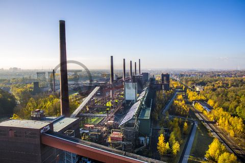 Die Kokerei Zollverein wurde von 1957 bis 1961 nach Plänen des Architekten Fritz Schupp gebaut, nach Erweiterungsarbeiten war sie ab 1973 die größte Zentralkokerei Europas. Täglich waren bis zu 1.000 Koker rund um die Uhr im Einsatz, bis zu 8.600 Tonnen Koks wurden pro Tag produziert. 1993 wurde die Kokerei stillgelegt. 2000 wurde die Kokerei in die Denkmalliste der Stadt Essen aufgenommen und gehört seit 2001 zum UNESCO-Welterbe. 2010 ist die Kokerei in den Besitz der Stiftung Zollverein übergegangen. Die „schwarze Seite“ der Kokerei, die den Bereich der Koksproduktion bezeichnet, kann bei einer Führung durch den Denkmalpfad ZOLLVEREIN® besichtigt werden.

Die 600 Meter langen Koksofenbatterien mit 304 schmalen Koksöfen prägen das Gesicht der sogenannten „schwarzen Seite“ der Kokerei. Die Ofendecke, das Innere der Koksöfen, die Löschgleishalle und weitere Bereiche können Besucher im Rahmen einer Führung im  Denkmalpfad ZOLLVEREIN® entdecken.

Einer der aufregendsten Orte auf dem ganzen Gelände ist die Mischanlage [C70] der Kokerei Zollverein. Umgebaut 1999, ist ihre vielfältige Raumsituation besonders geeignet für Veranstaltungen. Früher gelangte die Kohle über Schrägbandbrücken zunächst zur Kopfstation direkt unter dem Dach der viergeschossigen Anlage. Hier wurde sie in Bunkern gelagert und zur Weiterverarbeitung vermengt. Im Erdgeschoss bietet das „café & restaurant die kokerei“ ein umfangreiches Angebot mediterraner und regionaler Küche. Das Gebäude kann heute im Rahmen von Führungen durch den Denkmalpfad ZOLLVEREIN® / Kokerei besichtigt werden und wird als Ausstellungs- und Veranstaltungshalle genutzt.

Ort: Areal C [Kokerei]