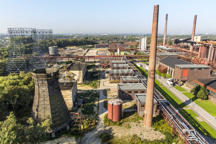 Die Kokerei Zollverein wurde von 1957 bis 1961 nach Plänen des Architekten Fritz Schupp gebaut, nach Erweiterungsarbeiten war sie ab 1973 die größte Zentralkokerei Europas. Täglich waren bis zu 1.000 Koker rund um die Uhr im Einsatz, bis zu 8.600 Tonnen Koks wurden pro Tag produziert. 1993 wurde die Kokerei stillgelegt. 2000 wurde die Kokerei in die Denkmalliste der Stadt Essen aufgenommen und gehört seit 2001 zum UNESCO-Welterbe. 2010 ist die Kokerei in den Besitz der Stiftung Zollverein übergegangen. Die „schwarze Seite“ der Kokerei, die den Bereich der Koksproduktion bezeichnet, kann bei einer Führung durch den Denkmalpfad ZOLLVEREIN® besichtigt werden.

Ort: Areal C [Kokerei]