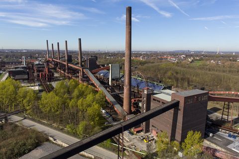 Die Kokerei Zollverein wurde von 1957 bis 1961 nach Plänen des Architekten Fritz Schupp gebaut, nach Erweiterungsarbeiten war sie ab 1973 die größte Zentralkokerei Europas. Täglich waren bis zu 1.000 Koker rund um die Uhr im Einsatz, bis zu 8.600 Tonnen Koks wurden pro Tag produziert. 1993 wurde die Kokerei stillgelegt. 2000 wurde die Kokerei in die Denkmalliste der Stadt Essen aufgenommen und gehört seit 2001 zum UNESCO-Welterbe. 2010 ist die Kokerei in den Besitz der Stiftung Zollverein übergegangen. Die „schwarze Seite“ der Kokerei, die den Bereich der Koksproduktion bezeichnet, kann bei einer Führung durch den Denkmalpfad ZOLLVEREIN® besichtigt werden.

Einer der aufregendsten Orte auf dem ganzen Gelände ist die Mischanlage [C70] der Kokerei Zollverein. Umgebaut 1999, ist ihre vielfältige Raumsituation besonders geeignet für Veranstaltungen. Früher gelangte die Kohle über Schrägbandbrücken zunächst zur Kopfstation direkt unter dem Dach der viergeschossigen Anlage. Hier wurde sie in Bunkern gelagert und zur Weiterverarbeitung vermengt. Im Erdgeschoss bietet das „café & restaurant die kokerei“ ein umfangreiches Angebot mediterraner und regionaler Küche. Das Gebäude kann heute im Rahmen von Führungen durch den Denkmalpfad ZOLLVEREIN® / Kokerei besichtigt werden und wird als Ausstellungs- und Veranstaltungshalle genutzt.

Die Bandbrücken sind Teil des Gebäudeensembles der Kokerei Zollverein. Sie bilden die funktionale Verknüpfung zwischen den einzelnen Gebäuden und Anlageteilen auf der sogenannten „schwarzen“ Seite und verdeutlichen, welchen Weg die Kohle bzw. der Koks von der Zeche bis zur Verladung durchlaufen hat.

Ort: Areal C [Kokerei]