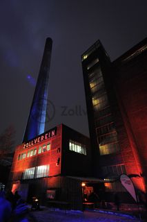 Einer der aufregendsten Orte auf dem ganzen Gelände ist die Mischanlage [C70] der Kokerei Zollverein. Umgebaut 1999, ist ihre vielfältige Raumsituation besonders geeignet für Veranstaltungen. Früher gelangte die Kohle über Schrägbandbrücken zunächst zur Kopfstation direkt unter dem Dach der viergeschossigen Anlage. Hier wurde sie in Bunkern gelagert und zur Weiterverarbeitung vermengt. Im Erdgeschoss bietet das „café & restaurant die kokerei“ ein umfangreiches Angebot mediterraner und regionaler Küche. Das Gebäude kann heute im Rahmen von Führungen durch den Denkmalpfad ZOLLVEREIN® / Kokerei besichtigt werden und wird als Ausstellungs- und Veranstaltungshalle genutzt.
Areal C [Kokerei], Mischanlage [C70]
         
Vor der Mischanlage [C70] der Kokerei befindet sich der von der Stiftung Zollverein betriebene Infopunkt Kokerei. Dort erhält der Besucher Informationen zum Besucher- und Führungsangebot auf der Kokerei und über das UNESCO-Weltererbe Zollverein insgesamt sowie Tickets für die Führungen im Denkmalpfad ZOLLVEREIN®.

Areal C [Kokerei], Mischanlage [C70]