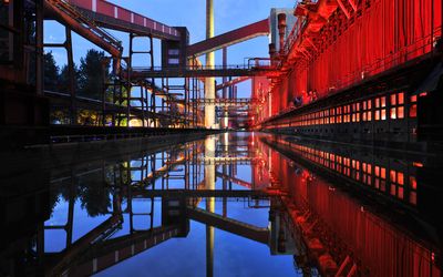 Früher wurde das Gleis von den Druckmaschinen befahren, sie hielten an jedem der 304 Koksöfen, öffneten sie und drückten den fertigen Koks heraus. Seit 1999 wird die Kokerei Zollverein mit „Monochromatic Red and Blue“ (1999) von Jonathan Speirs und Mark Major allabendlich zu einem riesigen Lichtkunstwerk.

Die 600 Meter langen Koksofenbatterien mit 304 schmalen Koksöfen prägen das Gesicht der sogenannten „schwarzen Seite“ der Kokerei. Die Ofendecke, das Innere der Koksöfen, die Löschgleishalle und weitere Bereiche können Besucher im Rahmen einer Führung im  Denkmalpfad Zollverein entdecken.