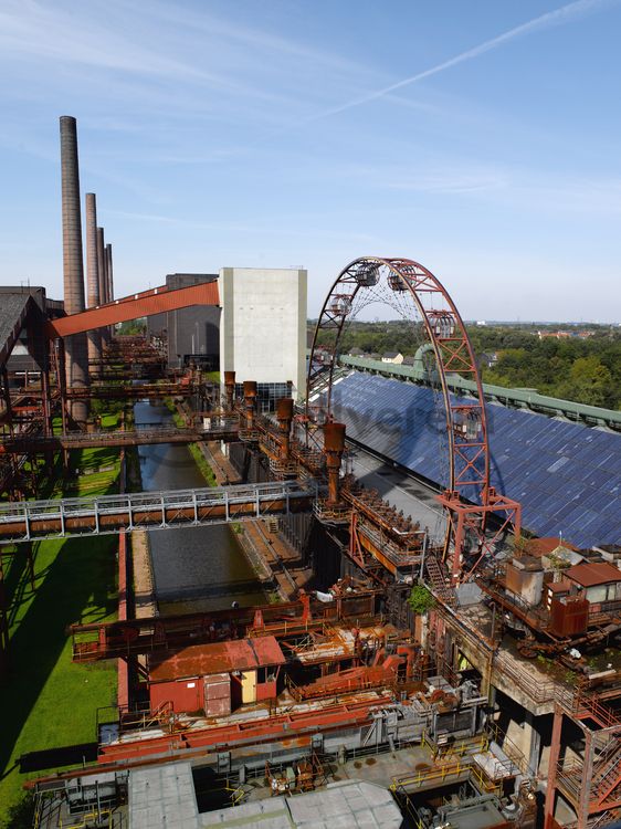 Die Kokerei Zollverein wurde von 1957 bis 1961 nach Plänen des Architekten Fritz Schupp gebaut, nach Erweiterungsarbeiten war sie ab 1973 die größte Zentralkokerei Europas. Täglich waren bis zu 1.000 Koker rund um die Uhr im Einsatz, bis zu 8.600 Tonnen Koks wurden pro Tag produziert. 1993 wurde die Kokerei stillgelegt. 2000 wurde die Kokerei in die Denkmalliste der Stadt Essen aufgenommen und gehört seit 2001 zum UNESCO-Welterbe. 2010 ist die Kokerei in den Besitz der Stiftung Zollverein übergegangen. Die „schwarze Seite“ der Kokerei, die den Bereich der Koksproduktion bezeichnet, kann bei einer Führung durch den Denkmalpfad ZOLLVEREIN® besichtigt werden.

Das große Wasserbecken des Druckmaschinengleises verwandelt sich im Winter in die 150 Meter lange ZOLLVEREIN® Eisbahn, die zum Freizeitvergnügen in faszinierender Atmosphäre einlädt. Früher wurde das Gleis von den Druckmaschinen befahren, sie hielten an jedem der 304 Koksöfen, öffneten sie und drückten den fertigen Koks heraus. Seit 1999 wird die Kokerei Zollverein mit „Monochromatic Red and Blue“ (1999) von Jonathan Speirs und Mark Major allabendlich zu einem riesigen Lichtkunstwerk.

Die Bandbrücken sind Teil des Gebäudeensembles der Kokerei Zollverein. Sie bilden die funktionale Verknüpfung zwischen den einzelnen Gebäuden und Anlageteilen auf der sogenannten „schwarzen“ Seite und verdeutlichen, welchen Weg die Kohle bzw. der Koks von der Zeche bis zur Verladung durchlaufen hat.

Das Sonnenrad ist ein von dem Architekten und Ausstellungsgestalter Jürg Steiner (geb. 1950) nabenlos konstruiertes Riesenrad mit 14 Gondeln. Besucher erhalten einen Überblick über das Gelände ebenso wie einen Einblick in die aufgeschnittene Koksofenbatterie 9. Das Sonnenrad entstand 1999 anlässlich der Ausstellung 