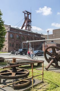 Die 1851 in Betrieb genommene Gründerschachtanlage 1/2/8 ist die älteste Schachtanlage der Zeche Zollverein. Die vorhandenen Ziegelmassivbauten stammen aus dem ersten Jahrzehnt des 20. Jahrhunderts, sämtliche Erweiterungsbauten nach 1932 wurden im architektonischen Stil der Schachtanlage Zollverein XII errichtet. Auf Schacht 1/2/8 befanden sich mit der Markenkontrolle, Kaue und Lampenstube auch die Sozialräume für die auf Schacht 1/2/8 und Schacht XII tätigen Bergleute. Nach der Stilllegung 1986 wurde die Schachtanlage 1/2/8 saniert und beherbergt heute Ateliers sowie die renommierte Kulturinstitution PACT Zollverein. 2000 wurde die Schachtanlage 1/2/8 in die Denkmalliste der Stadt Essen aufgenommen und gehört seit 2001 zum UNESCO-Welterbe. 

Der Turm und das Einstrebenfördergerüst stehen auf den beiden ersten Zollverein-Schächten. 1904 und 1954 wurde die Schachtanlage modernisiert, auch die Förderanlagen wurden dabei erneuert.

Als ein wichtiger Dreh- und Angelpunkt für zeitgenössische Tanz- und Performancekunst ist PACT Zollverein (Performing Arts Choreographisches Zentrum NRW Tanzlandschaft Ruhr) Initiator, Motor und Bühne zugleich. Wo heute internationale Künstler auftreten, wuschen sich von 1906 bis 1986 täglich Tausende von Bergleuten nach der Schicht den Kohlenstaub ab. Im Jahr 2000 wurde das denkmalgeschützte Gebäude der ehemaligen Waschkaue [B45] von dem Architekten Christoph Mäckler saniert und für die Nutzung durch den neuen Eigentümer PACT Zollverein  behutsam umgebaut.

Ort: Areal B [Schacht 1/2/8], Waschkaue [B45]