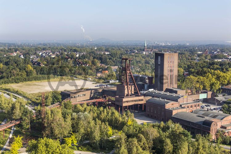 Die 1851 in Betrieb genommene Gründerschachtanlage 1/2/8 ist die älteste Schachtanlage der Zeche Zollverein. Die vorhandenen Ziegelmassivbauten stammen aus dem ersten Jahrzehnt des 20. Jahrhunderts, sämtliche Erweiterungsbauten nach 1932 wurden im architektonischen Stil der Schachtanlage Zollverein XII errichtet. Auf Schacht 1/2/8 befanden sich mit der Markenkontrolle, Kaue und Lampenstube auch die Sozialräume für die auf Schacht 1/2/8 und Schacht XII tätigen Bergleute. Nach der Stilllegung 1986 wurde die Schachtanlage 1/2/8 saniert und beherbergt heute Ateliers sowie die renommierte Kulturinstitution PACT Zollverein. 2000 wurde die Schachtanlage 1/2/8 in die Denkmalliste der Stadt Essen aufgenommen und gehört seit 2001 zum UNESCO-Welterbe. Auf den ehemaligen Materiallagerplatz der Anlage wird ab 2017 der Campus für den Fachbereich Gestaltung der Folkwang Universität der Künste gebaut.

Der Turm und das Einstrebenfördergerüst stehen auf den beiden ersten Zollverein-Schächten. 1904 und 1954 wurde die Schachtanlage modernisiert, auch die Förderanlagen wurden dabei erneuert.

Das Fördermaschinenhaus wurde 1903 erbaut und von 1956 bis 1958 erweitert. In dem Gebäude befand sich die Fördermaschine von Schacht 1/2/8. Heute gehört das Fördermaschinenhaus zum Denkmalpfad ZOLLVEREIN®.

Die Maschinenhalle [B43] mit Dampfturbine zur Erzeugung von Strom, Kompressor und Ventilator wurde 1903 erbaut. Mit der Fertigstellung von Schacht XII im Jahr 1932 wurden die Maschinen nicht mehr benötigt und ausgebaut, anschließend zog die Schreinerei ein. Heute ist das Gebäude im Eigentum des Künstlers Thomas Rother (geb. 1937), der es seit 1990 als Wohnhaus, Atelier und Ausstellungshalle – eine Art Verbindung aus Werkraum und Revier-Erinnerungsstätte – unter dem Namen Kunstschacht Zollverein nutzt.

Als ein wichtiger Dreh- und Angelpunkt für zeitgenössische Tanz- und Performancekunst ist PACT Zollverein (Performing Arts Choreographisches Zentrum NRW Tanzlandschaft Ruhr) Initiator, Motor und Bühne zugleich. Wo heute internationale Künstler auftreten, wuschen sich von 1906 bis 1986 täglich Tausende von Bergleuten nach der Schicht den Kohlenstaub ab. Im Jahr 2000 wurde das denkmalgeschützte Gebäude der ehemaligen Waschkaue [B45] von dem Architekten Christoph Mäckler saniert und für die Nutzung durch den neuen Eigentümer PACT Zollverein  behutsam umgebaut.

Die Designstadt N°1 wurde als erstes Gebäude in der Designstadt ZOLLVEREIN® 2006 fertiggestellt. Es bietet flexiblen Raum für diverse Betriebsgrößen und Nutzungen.

Die Mannschaftsbrücke führte von der Schachtanlage 1/2/8 zur Schachtanlage XII und war der Verbindungsweg für die Bergleute. Ein Passieren zu ebener Erde war aufgrund des Zugverkehrs nicht möglich.

Ort: Areal B [Schacht 1/2/8]