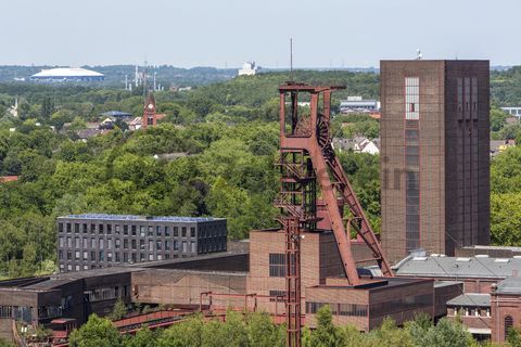 Die 1851 in Betrieb genommene Gründerschachtanlage 1/2/8 ist die älteste Schachtanlage der Zeche Zollverein. Die vorhandenen Ziegelmassivbauten stammen aus dem ersten Jahrzehnt des 20. Jahrhunderts, sämtliche Erweiterungsbauten nach 1932 wurden im architektonischen Stil der Schachtanlage Zollverein XII errichtet. Auf Schacht 1/2/8 befanden sich mit der Markenkontrolle, Kaue und Lampenstube auch die Sozialräume für die auf Schacht 1/2/8 und Schacht XII tätigen Bergleute. Nach der Stilllegung 1986 wurde die Schachtanlage 1/2/8 saniert und beherbergt heute Ateliers sowie die renommierte Kulturinstitution PACT Zollverein. 2000 wurde die Schachtanlage 1/2/8 in die Denkmalliste der Stadt Essen aufgenommen und gehört seit 2001 zum UNESCO-Welterbe. 

Der Turm und das Einstrebenfördergerüst stehen auf den beiden ersten Zollverein-Schächten. 1904 und 1954 wurde die Schachtanlage modernisiert, auch die Förderanlagen wurden dabei erneuert.

Als ein wichtiger Dreh- und Angelpunkt für zeitgenössische Tanz- und Performancekunst ist PACT Zollverein (Performing Arts Choreographisches Zentrum NRW Tanzlandschaft Ruhr) Initiator, Motor und Bühne zugleich. Wo heute internationale Künstler auftreten, wuschen sich von 1906 bis 1986 täglich Tausende von Bergleuten nach der Schicht den Kohlenstaub ab. Im Jahr 2000 wurde das denkmalgeschützte Gebäude der ehemaligen Waschkaue [B45] von dem Architekten Christoph Mäckler saniert und für die Nutzung durch den neuen Eigentümer PACT Zollverein  behutsam umgebaut.

Die Designstadt N°1 wurde als erstes Gebäude in der Designstadt ZOLLVEREIN® 2006 fertiggestellt. Es bietet flexiblen Raum für diverse Betriebsgrößen und Nutzungen.

Ort: Areal B [Schacht 1/2/8]