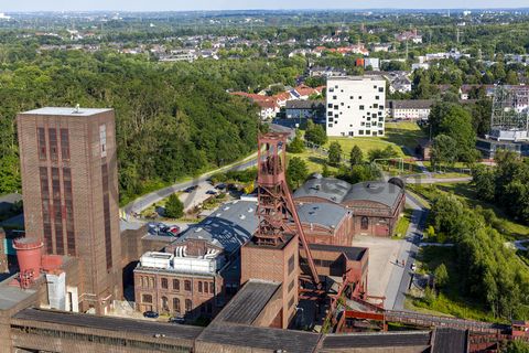 Die 1851 in Betrieb genommene Gründerschachtanlage 1/2/8 ist die älteste Schachtanlage der Zeche Zollverein. Die vorhandenen Ziegelmassivbauten stammen aus dem ersten Jahrzehnt des 20. Jahrhunderts, sämtliche Erweiterungsbauten nach 1932 wurden im architektonischen Stil der Schachtanlage Zollverein XII errichtet. Auf Schacht 1/2/8 befanden sich mit der Markenkontrolle, Kaue und Lampenstube auch die Sozialräume für die auf Schacht 1/2/8 und Schacht XII tätigen Bergleute. Nach der Stilllegung 1986 wurde die Schachtanlage 1/2/8 saniert und beherbergt heute Ateliers sowie die renommierte Kulturinstitution PACT Zollverein. 2000 wurde die Schachtanlage 1/2/8 in die Denkmalliste der Stadt Essen aufgenommen und gehört seit 2001 zum UNESCO-Welterbe. 

Der Turm und das Einstrebenfördergerüst stehen auf den beiden ersten Zollverein-Schächten. 1904 und 1954 wurde die Schachtanlage modernisiert, auch die Förderanlagen wurden dabei erneuert.

Das Fördermaschinenhaus wurde 1903 erbaut und von 1956 bis 1958 erweitert. In dem Gebäude befand sich die Fördermaschine von Schacht 1/2/8. Heute gehört das Fördermaschinenhaus zum Denkmalpfad ZOLLVEREIN®.

Die Maschinenhalle [B43] mit Dampfturbine zur Erzeugung von Strom, Kompressor und Ventilator wurde 1903 erbaut. Mit der Fertigstellung von Schacht XII im Jahr 1932 wurden die Maschinen nicht mehr benötigt und ausgebaut, anschließend zog die Schreinerei ein. Heute ist das Gebäude im Eigentum des Künstlers Thomas Rother (geb. 1937), der es seit 1990 als Wohnhaus, Atelier und Ausstellungshalle – eine Art Verbindung aus Werkraum und Revier-Erinnerungsstätte – unter dem Namen Kunstschacht Zollverein nutzt.

Als ein wichtiger Dreh- und Angelpunkt für zeitgenössische Tanz- und Performancekunst ist PACT Zollverein (Performing Arts Choreographisches Zentrum NRW Tanzlandschaft Ruhr) Initiator, Motor und Bühne zugleich. Wo heute internationale Künstler auftreten, wuschen sich von 1906 bis 1986 täglich Tausende von Bergleuten nach der Schicht den Kohlenstaub ab. Im Jahr 2000 wurde das denkmalgeschützte Gebäude der ehemaligen Waschkaue [B45] von dem Architekten Christoph Mäckler saniert und für die Nutzung durch den neuen Eigentümer PACT Zollverein  behutsam umgebaut.

Gebaut 2006 nach dem Entwurf des japanischen Architekturbüros SANAA (Sejima and Nishizawa and Associates) der Architekten Kazuyo Sejima und Ryue Nishizawa, besteht der 34 Meter hohe und jeweils 35 Meter lange Kubus aus fünf Etagen inklusive eines Dachgartens. 132 wie zufällig angeordnete Fensteröffnungen bewirken eine besondere Lichtatmosphäre im Gebäudeinneren des SANAA-Gebäudes und sorgen für faszinierende Blicke nach draußen. 2010 erhielten die beiden Architekten den Pritzker-Preis, die weltweit höchste Auszeichnung für Architekten. Seit Anfang 2010 wird das SANAA-Gebäude zudem vom Fachbereich Gestaltung der Folkwang Universität der Künste und als Veranstaltungsort genutzt. 

Ort: Areal B [Schacht 1/2/8]