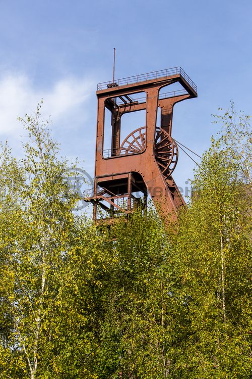 Die 1851 in Betrieb genommene Gründerschachtanlage 1/2/8 ist die älteste Schachtanlage der Zeche Zollverein. Die vorhandenen Ziegelmassivbauten stammen aus dem ersten Jahrzehnt des 20. Jahrhunderts, sämtliche Erweiterungsbauten nach 1932 wurden im architektonischen Stil der Schachtanlage Zollverein XII errichtet. Auf Schacht 1/2/8 befanden sich mit der Markenkontrolle, Kaue und Lampenstube auch die Sozialräume für die auf Schacht 1/2/8 und Schacht XII tätigen Bergleute. Nach der Stilllegung 1986 wurde die Schachtanlage 1/2/8 saniert und beherbergt heute Ateliers sowie die renommierte Kulturinstitution PACT Zollverein. 2000 wurde die Schachtanlage 1/2/8 in die Denkmalliste der Stadt Essen aufgenommen und gehört seit 2001 zum UNESCO-Welterbe. 

Das Einstrebenfördergerüst steht auf den beiden ersten Zollverein-Schächten. 1904 und 1954 wurde die Schachtanlage modernisiert, auch die Förderanlagen wurden dabei erneuert.

Ort: Areal B [Schacht 1/2/8], Fördergerüst [B40] und Förderturm [B41]