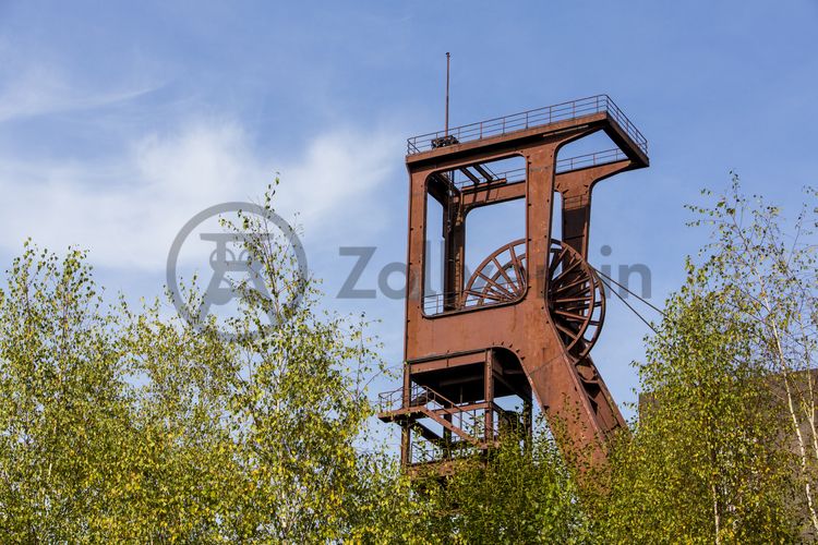 Die 1851 in Betrieb genommene Gründerschachtanlage 1/2/8 ist die älteste Schachtanlage der Zeche Zollverein. Die vorhandenen Ziegelmassivbauten stammen aus dem ersten Jahrzehnt des 20. Jahrhunderts, sämtliche Erweiterungsbauten nach 1932 wurden im architektonischen Stil der Schachtanlage Zollverein XII errichtet. Auf Schacht 1/2/8 befanden sich mit der Markenkontrolle, Kaue und Lampenstube auch die Sozialräume für die auf Schacht 1/2/8 und Schacht XII tätigen Bergleute. Nach der Stilllegung 1986 wurde die Schachtanlage 1/2/8 saniert und beherbergt heute Ateliers sowie die renommierte Kulturinstitution PACT Zollverein. 2000 wurde die Schachtanlage 1/2/8 in die Denkmalliste der Stadt Essen aufgenommen und gehört seit 2001 zum UNESCO-Welterbe. 

Das Einstrebenfördergerüst steht auf den beiden ersten Zollverein-Schächten. 1904 und 1954 wurde die Schachtanlage modernisiert, auch die Förderanlagen wurden dabei erneuert.

Ort: Areal B [Schacht 1/2/8], Fördergerüst [B40] und Förderturm [B41]