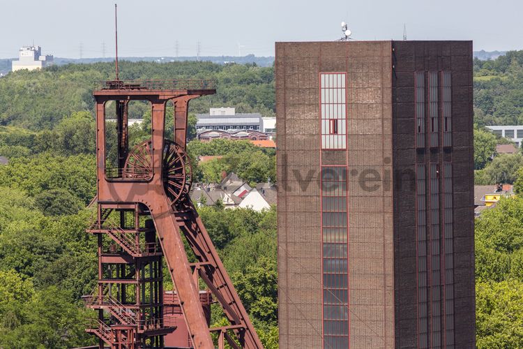 Die 1851 in Betrieb genommene Gründerschachtanlage 1/2/8 ist die älteste Schachtanlage der Zeche Zollverein. Die vorhandenen Ziegelmassivbauten stammen aus dem ersten Jahrzehnt des 20. Jahrhunderts, sämtliche Erweiterungsbauten nach 1932 wurden im architektonischen Stil der Schachtanlage Zollverein XII errichtet. Auf Schacht 1/2/8 befanden sich mit der Markenkontrolle, Kaue und Lampenstube auch die Sozialräume für die auf Schacht 1/2/8 und Schacht XII tätigen Bergleute. Nach der Stilllegung 1986 wurde die Schachtanlage 1/2/8 saniert und beherbergt heute Ateliers sowie die renommierte Kulturinstitution PACT Zollverein. 2000 wurde die Schachtanlage 1/2/8 in die Denkmalliste der Stadt Essen aufgenommen und gehört seit 2001 zum UNESCO-Welterbe. 

Der Turm und das Einstrebenfördergerüst stehen auf den beiden ersten Zollverein-Schächten. 1904 und 1954 wurde die Schachtanlage modernisiert, auch die Förderanlagen wurden dabei erneuert.

Ort: Areal B [Schacht 1/2/8], Fördergerüst [B40] und Förderturm [B41]