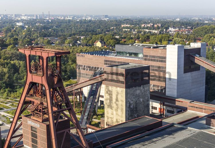 Die Geschichte Zollvereins beginnt in den Pioniertagen des heutigen Ruhrgebiets. Der erste Schacht wurde 1847 abgeteuft, vier Jahre später die erste Kohle gefördert: Vier weitere Anlagen entstanden, die letzte war die Schachtanlage Zollverein XII,  die ab 1932 die Förderung der gesamten Zollverein-Kohle zentral übernahm. 

Die Gebäude der 1928 bis 1932 im Stil der „Neuen Sachlichkeit“ nach Entwürfen der Architekten Fritz Schupp und Martin Kremmer gebauten Anlage sind nach dem Prinzip „Form follows Function“ zum optimalen Ablauf der Kohleförderung und -aufbereitung angeordnet. Trotz Rekordzahlen wie 12.000 Tagestonnen verwertbarer Steinkohle machte das Ende der Schwerindustrie auch vor Zollverein nicht Halt. Am 23. Dezember 1986 fuhr die letzte Schicht ein. An diesem Tag stand die Zeche bereits unter Denkmalschutz, 1990 begannen die Sanierungsarbeiten und seit 2001 sind Zeche und Kokerei Zollverein UNESCO-Welterbe. Mit dem Denkmalpfad ZOLLVEREIN®, dem Ruhr Museum und dem Red Dot Design Museum sind auf Schacht XII drei der beliebtesten Touristenziele der Region angesiedelt. Das Doppelbock-Fördergerüst der Schachtanlage ist heute ein Wahrzeichen für das gesamte Ruhrgebiet. 

Das 55 Meter hohe Doppelbock-Fördergerüst ist das Wahrzeichen der Zeche Zollverein, der Stadt Essen und der gesamten Region: Die als Doppelstrebengerüst in Vollwandbauweise konstruierte Förderanlage ermöglichte eine doppelte Fördermechanik, mittels derer die doppelte Menge Förderwagen bzw. Fördergefäße transportiert werden konnten. Zollverein Schacht XII galt zu Betriebszeiten als die leistungsstärkste Zeche der Welt. 250 Stufen führen auf die oberste Plattform des Gerüstes, deren Seilscheiben sich auch heute noch drehen: Der Schacht wird heute von der RAG AG für die zentrale Wasserhaltung genutzt. 
 
Das größte Übertagegebäude auf Zollverein, die Kohlenwäsche [A14], war zu Betriebszeiten eine Riesenmaschine, die täglich 23.000 Tonnen Rohkohle sortierte und klassierte. Von 2003 bis 2006 wurde sie von dem Office for Metropolitan Architecture (OMA) unter Leitung von Rem Koolhaas und dem Essener Büro Böll & Krabel umfassend saniert. Eine 58 Meter lange Rolltreppe bringt die Besucher heute direkt in das RUHR.VISITORCENTER Essen auf der 24-Meter-Ebene. Die Kohlenwäsche ist zentrale Anlaufstelle für Besucher sowie Museumsgebäude des 2010 eröffneten Ruhr Museums und des Portals der Industriekultur. Die oberen Etagen gehören mit den authentisch erhaltenen Übertageanlagen zum Denkmalpfad ZOLLVEREIN®. Auf dem Dach der Kohlenwäsche sind zwei Aussichtsplattformen installiert, die einen Rundblick auf das Gelände und die Region bieten. 

Ort: Areal A [Schacht XII]