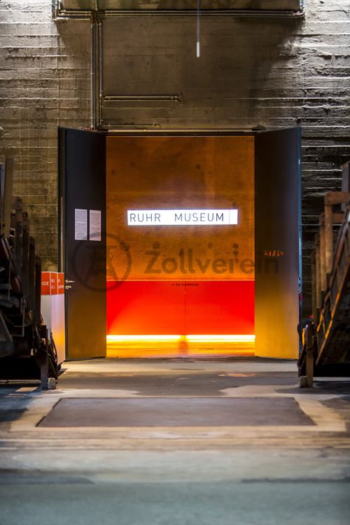 Das größte Übertagegebäude auf Zollverein, die Kohlenwäsche [A14], war zu Betriebszeiten eine Riesenmaschine, die täglich 23.000 Tonnen Rohkohle sortierte und klassierte. Von 2003 bis 2006 wurde sie von dem Office for Metropolitan Architecture (OMA) unter Leitung von Rem Koolhaas und dem Essener Büro Böll & Krabel umfassend saniert. Eine 58 Meter lange Rolltreppe bringt die Besucher heute direkt in das RUHR.VISITORCENTER Essen auf der 24-Meter-Ebene. Die Kohlenwäsche ist zentrale Anlaufstelle für Besucher sowie Museumsgebäude des 2010 eröffneten Ruhr Museums und des Portals der Industriekultur. Die oberen Etagen gehören mit den authentisch erhaltenen Übertageanlagen zum Denkmalpfad ZOLLVEREIN®. Auf dem Dach der Kohlenwäsche sind zwei Aussichtsplattformen installiert, die einen Rundblick auf das Gelände und die Region bieten. 

Das Ruhr Museum ist das Regionalmuseum des Ruhrgebiets. Hervorgegangen aus dem alten Essener Ruhrlandmuseum, wurde es am 9. Januar 2010 zusammen mit der Kulturhauptstadt RUHR.2010 feierlich auf dem UNESCO-Welterbe Zollverein eröffnet. In seiner Dauerausstellung in der ehemaligen Kohlenwäsche [A14] zeigt es die faszinierende Natur- und Kulturgeschichte der Region: von der Entstehung der Kohle vor über 300 Millionen Jahren bis zum heutigen Strukturwandel zur Metropole Ruhr. Neben der Dauerausstellung zeigt das Ruhr Museum regelmäßig Sonderausstellungen und bietet ein vielfältiges Führungs- und Veranstaltungsprogramm an.

Ort: Areal A [Schacht XII], Kohlenwäsche [A14]