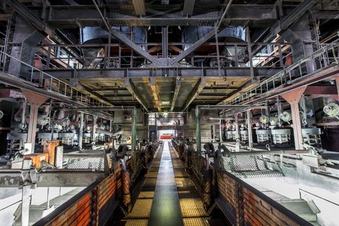 Das größte Übertagegebäude auf Zollverein, die Kohlenwäsche [A14], war zu Betriebszeiten eine Riesenmaschine, die täglich 23.000 Tonnen Rohkohle sortierte und klassierte. Von 2003 bis 2006 wurde sie von dem Office for Metropolitan Architecture (OMA) unter Leitung von Rem Koolhaas und dem Essener Büro Böll & Krabel umfassend saniert. Eine 58 Meter lange Rolltreppe bringt die Besucher heute direkt in das RUHR.VISITORCENTER Essen auf der 24-Meter-Ebene. Die Kohlenwäsche ist zentrale Anlaufstelle für Besucher sowie Museumsgebäude des 2010 eröffneten Ruhr Museums und des Portals der Industriekultur. Die oberen Etagen gehören mit den authentisch erhaltenen Übertageanlagen zum Denkmalpfad ZOLLVEREIN®. Auf dem Dach der Kohlenwäsche sind zwei Aussichtsplattformen installiert, die einen Rundblick auf das Gelände und die Region bieten. 

Ort: Areal A [Schacht XII], Kohlenwäsche [A14]