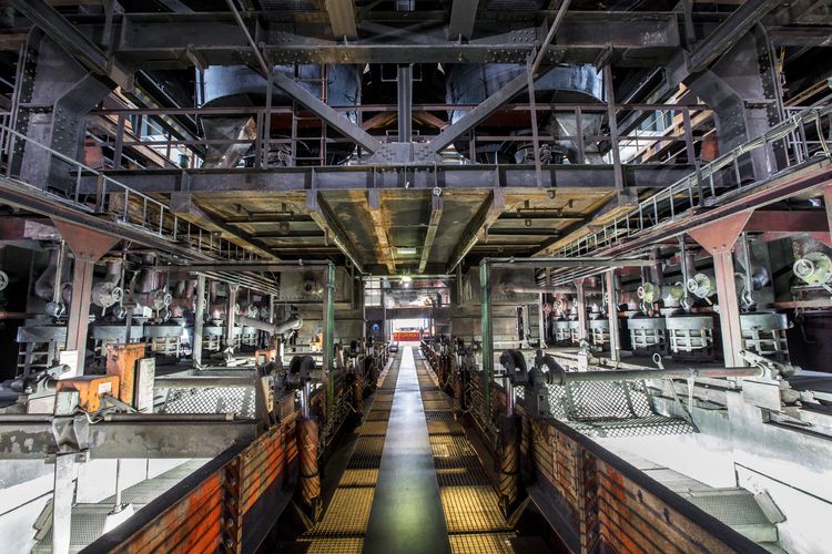 Das größte Übertagegebäude auf Zollverein, die Kohlenwäsche, war zu Betriebszeiten eine Riesenmaschine, die täglich 23.000 Tonnen Rohkohle sortierte und klassierte. Von 2003 bis 2006 wurde sie von dem Office for Metropolitan Architecture (OMA) unter Leitung von Rem Koolhaas und dem Essener Büro Böll & Krabel umfassend saniert. Eine 58 Meter lange Rolltreppe bringt die Besucher heute direkt in das Besucherzentrum Ruhr auf der 24-Meter-Ebene. Die Kohlenwäsche ist zentrale Anlaufstelle für Besucher sowie Museumsgebäude des 2010 eröffneten Ruhr Museums und des Portals der Industriekultur. Die oberen Etagen gehören mit den authentisch erhaltenen Übertageanlagen zum Denkmalpfad Zollverein. Auf dem Dach der Kohlenwäsche sind zwei Aussichtsplattformen installiert, die einen Rundblick auf das Gelände und die Region bieten.