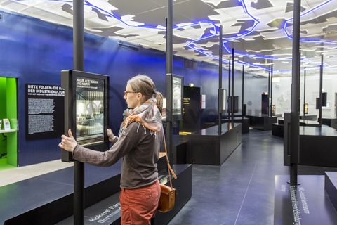 Das größte Übertagegebäude auf Zollverein, die Kohlenwäsche [A14], war zu Betriebszeiten eine Riesenmaschine, die täglich 23.000 Tonnen Rohkohle sortierte und klassierte. Von 2003 bis 2006 wurde sie von dem Office for Metropolitan Architecture (OMA) unter Leitung von Rem Koolhaas und dem Essener Büro Böll & Krabel umfassend saniert. Eine 58 Meter lange Rolltreppe bringt die Besucher heute direkt in das RUHR.VISITORCENTER Essen auf der 24-Meter-Ebene. Die Kohlenwäsche ist zentrale Anlaufstelle für Besucher sowie Museumsgebäude des 2010 eröffneten Ruhr Museums und des Portals der Industriekultur. Die oberen Etagen gehören mit den authentisch erhaltenen Übertageanlagen zum Denkmalpfad ZOLLVEREIN®. Auf dem Dach der Kohlenwäsche sind zwei Aussichtsplattformen installiert, die einen Rundblick auf das Gelände und die Region bieten. 

Das Portal der Industriekultur in der ehemaligen Kohlenwäsche [A14] zeigt mit multimedialen Inszenierungen und innovativen Informationsstationen 18  Ankerpunkte der Route der Industriekultur in ihrer ehemaligen und heutigen Nutzung. Eine Kombination aus Bildern, Texten und Tönen vermittelt eindrucksvoll Momente des Industriezeitalters und zeigt die Region, wie sie früher war, heute ist und in Zukunft sein wird. Der Panoramafilm RUHR 360° zeigt den Besuchern alle Facetten des heutigen Ruhrgebiets. Ein Steg verbindet das Portal der Industriekultur mit einem Teil der authentisch erhaltenen Übertageanlagen von Zollverein Schacht XII. Entlang riesiger Maschinen und Transportbänder führt ein Weg durch den Denkmalpfad ZOLLVEREIN® hinauf bis zu den beiden Aussichtsplattformen auf dem Dach der Kohlenwäsche, die einen beeindruckenden Rundblick über die Region bieten.

Ort: Areal A [Schacht XII], Kohlenwäsche [A14]