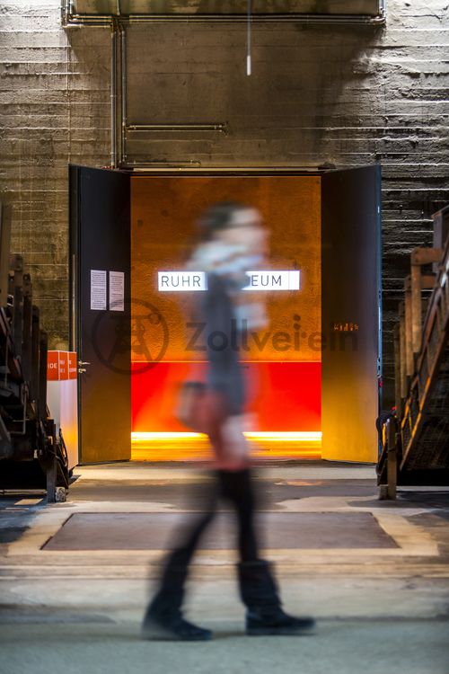 Das größte Übertagegebäude auf Zollverein, die Kohlenwäsche [A14], war zu Betriebszeiten eine Riesenmaschine, die täglich 23.000 Tonnen Rohkohle sortierte und klassierte. Von 2003 bis 2006 wurde sie von dem Office for Metropolitan Architecture (OMA) unter Leitung von Rem Koolhaas und dem Essener Büro Böll & Krabel umfassend saniert. Eine 58 Meter lange Rolltreppe bringt die Besucher heute direkt in das RUHR.VISITORCENTER Essen auf der 24-Meter-Ebene. Die Kohlenwäsche ist zentrale Anlaufstelle für Besucher sowie Museumsgebäude des 2010 eröffneten Ruhr Museums und des Portals der Industriekultur. Die oberen Etagen gehören mit den authentisch erhaltenen Übertageanlagen zum Denkmalpfad ZOLLVEREIN®. Auf dem Dach der Kohlenwäsche sind zwei Aussichtsplattformen installiert, die einen Rundblick auf das Gelände und die Region bieten. 

Das Ruhr Museum ist das Regionalmuseum des Ruhrgebiets. Hervorgegangen aus dem alten Essener Ruhrlandmuseum, wurde es am 9. Januar 2010 zusammen mit der Kulturhauptstadt RUHR.2010 feierlich auf dem UNESCO-Welterbe Zollverein eröffnet. In seiner Dauerausstellung in der ehemaligen Kohlenwäsche [A14] zeigt es die faszinierende Natur- und Kulturgeschichte der Region: von der Entstehung der Kohle vor über 300 Millionen Jahren bis zum heutigen Strukturwandel zur Metropole Ruhr. Neben der Dauerausstellung zeigt das Ruhr Museum regelmäßig Sonderausstellungen und bietet ein vielfältiges Führungs- und Veranstaltungsprogramm an.

Ort: Areal A [Schacht XII], Kohlenwäsche [A14]