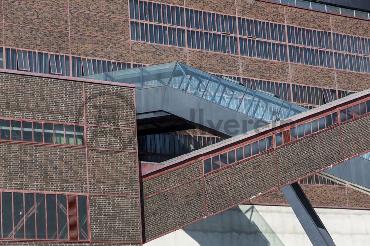 Das größte Übertagegebäude auf Zollverein, die Kohlenwäsche [A14], war zu Betriebszeiten eine Riesenmaschine, die täglich 23.000 Tonnen Rohkohle sortierte und klassierte. Von 2003 bis 2006 wurde sie von dem Office for Metropolitan Architecture (OMA) unter Leitung von Rem Koolhaas und dem Essener Büro Böll & Krabel umfassend saniert. Die Kohlenwäsche ist zentrale Anlaufstelle für Besucher sowie Museumsgebäude des 2010 eröffneten Ruhr Museums und des Portals der Industriekultur. Die oberen Etagen gehören mit den authentisch erhaltenen Übertageanlagen zum Denkmalpfad ZOLLVEREIN®. Auf dem Dach der Kohlenwäsche sind zwei Aussichtsplattformen installiert, die einen Rundblick auf das Gelände und die Region bieten. 

Die beiden 58 Meter langen Rolltreppen an der Kohlenwäsche [A14] befördern die Besucher direkt auf die 24-Meter-Ebene der Kohlenwäsche und von dort wieder nach unten. Die beiden Sonderanfertigungen von ThyssenKrupp Elevator – eine für die Auffahrt, eine für die Abfahrt – orientieren sich an den historischen Bandbrücken. Das Konzept wurde von dem Rotterdamer Office for Metropolitan Architecture (OMA) entwickelt. Eine Fahrt auf einer der beiden höchsten freistehenden Fahrtreppen Deutschlands dauert 90 Sekunden. Highlight: Bei Dunkelheit leuchten die Fahrtreppen orangerot.

Ort: Areal A [Schacht XII], Kohlenwäsche [A14]