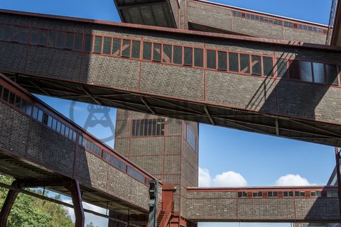 Die diagonal und waagerecht zwischen den Gebäuden verlaufenden Bandbrücken sind fester Bestandteil der Gebäudeensembles von Zeche und Kokerei Zollverein. In ihrem Inneren befinden sich Bänder, auf denen die Rohkohle bzw. Kokskohle oder Koks zu den einzelnen Verarbeitungsstufen transportiert wurden. Sie illustrieren sozusagen den Weg der Kohle, neben dem Transportband verlaufen  schmale Wege und Treppe für die Bergleute. Im Gegensatz zu den reinen Mannschaftsbrücken sind die Bandbrücken aus Stahlskelettbauweise mit parallel verlaufenden Fensterbändern geschlossen. 

Ort: Areal A [Schacht XII], Kohlenwäsche [A14]