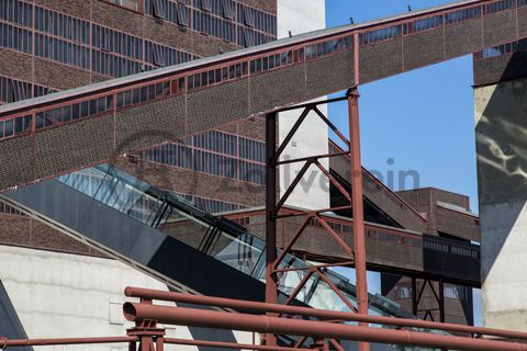 Das größte Übertagegebäude auf Zollverein, die Kohlenwäsche [A14], war zu Betriebszeiten eine Riesenmaschine, die täglich 23.000 Tonnen Rohkohle sortierte und klassierte. Von 2003 bis 2006 wurde sie von dem Office for Metropolitan Architecture (OMA) unter Leitung von Rem Koolhaas und dem Essener Büro Böll & Krabel umfassend saniert. Die Kohlenwäsche ist zentrale Anlaufstelle für Besucher sowie Museumsgebäude des 2010 eröffneten Ruhr Museums und des Portals der Industriekultur. Die oberen Etagen gehören mit den authentisch erhaltenen Übertageanlagen zum Denkmalpfad ZOLLVEREIN®. Auf dem Dach der Kohlenwäsche sind zwei Aussichtsplattformen installiert, die einen Rundblick auf das Gelände und die Region bieten. 

Die beiden 58 Meter langen Rolltreppen an der Kohlenwäsche [A14] befördern die Besucher direkt auf die 24-Meter-Ebene der Kohlenwäsche und von dort wieder nach unten. Die beiden Sonderanfertigungen von ThyssenKrupp Elevator – eine für die Auffahrt, eine für die Abfahrt – orientieren sich an den historischen Bandbrücken. Das Konzept wurde von dem Rotterdamer Office for Metropolitan Architecture (OMA) entwickelt. Eine Fahrt auf einer der beiden höchsten freistehenden Fahrtreppen Deutschlands dauert 90 Sekunden. Highlight: Bei Dunkelheit leuchten die Fahrtreppen orangerot.

Die diagonal und waagerecht zwischen den Gebäuden verlaufenden Bandbrücken sind fester Bestandteil der Gebäudeensembles von Zeche und Kokerei Zollverein. In ihrem Inneren befinden sich Bänder, auf denen die Rohkohle bzw. Kokskohle oder Koks zu den einzelnen Verarbeitungsstufen transportiert wurden. Sie illustrieren sozusagen den Weg der Kohle, neben dem Transportband verlaufen  schmale Wege und Treppe für die Bergleute. Im Gegensatz zu den reinen Mannschaftsbrücken sind die Bandbrücken aus Stahlskelettbauweise mit parallel verlaufenden Fensterbändern geschlossen. 

Ort: Areal A [Schacht XII], Kohlenwäsche [A14]