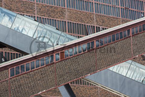 Das größte Übertagegebäude auf Zollverein, die Kohlenwäsche [A14], war zu Betriebszeiten eine Riesenmaschine, die täglich 23.000 Tonnen Rohkohle sortierte und klassierte. Von 2003 bis 2006 wurde sie von dem Office for Metropolitan Architecture (OMA) unter Leitung von Rem Koolhaas und dem Essener Büro Böll & Krabel umfassend saniert. Die Kohlenwäsche ist zentrale Anlaufstelle für Besucher sowie Museumsgebäude des 2010 eröffneten Ruhr Museums und des Portals der Industriekultur. Die oberen Etagen gehören mit den authentisch erhaltenen Übertageanlagen zum Denkmalpfad ZOLLVEREIN®. Auf dem Dach der Kohlenwäsche sind zwei Aussichtsplattformen installiert, die einen Rundblick auf das Gelände und die Region bieten. 

Die beiden 58 Meter langen Rolltreppen an der Kohlenwäsche [A14] befördern die Besucher direkt auf die 24-Meter-Ebene der Kohlenwäsche und von dort wieder nach unten. Die beiden Sonderanfertigungen von ThyssenKrupp Elevator – eine für die Auffahrt, eine für die Abfahrt – orientieren sich an den historischen Bandbrücken. Das Konzept wurde von dem Rotterdamer Office for Metropolitan Architecture (OMA) entwickelt. Eine Fahrt auf einer der beiden höchsten freistehenden Fahrtreppen Deutschlands dauert 90 Sekunden. Highlight: Bei Dunkelheit leuchten die Fahrtreppen orangerot.

Die diagonal und waagerecht zwischen den Gebäuden verlaufenden Bandbrücken sind fester Bestandteil der Gebäudeensembles von Zeche und Kokerei Zollverein. In ihrem Inneren befinden sich Bänder, auf denen die Rohkohle bzw. Kokskohle oder Koks zu den einzelnen Verarbeitungsstufen transportiert wurden. Sie illustrieren sozusagen den Weg der Kohle, neben dem Transportband verlaufen  schmale Wege und Treppe für die Bergleute. Im Gegensatz zu den reinen Mannschaftsbrücken sind die Bandbrücken aus Stahlskelettbauweise mit parallel verlaufenden Fensterbändern geschlossen. 

Ort: Areal A [Schacht XII], Kohlenwäsche [A14]