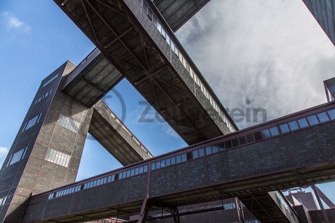 Die diagonal und waagerecht zwischen den Gebäuden verlaufenden Bandbrücken sind fester Bestandteil der Gebäudeensembles von Zeche und Kokerei Zollverein. In ihrem Inneren befinden sich Bänder, auf denen die Rohkohle bzw. Kokskohle oder Koks zu den einzelnen Verarbeitungsstufen transportiert wurden. Sie illustrieren sozusagen den Weg der Kohle, neben dem Transportband verlaufen  schmale Wege und Treppe für die Bergleute. Im Gegensatz zu den reinen Mannschaftsbrücken sind die Bandbrücken aus Stahlskelettbauweise mit parallel verlaufenden Fensterbändern geschlossen. 

Ort: Areal A [Schacht XII], Kohlenwäsche [A14]