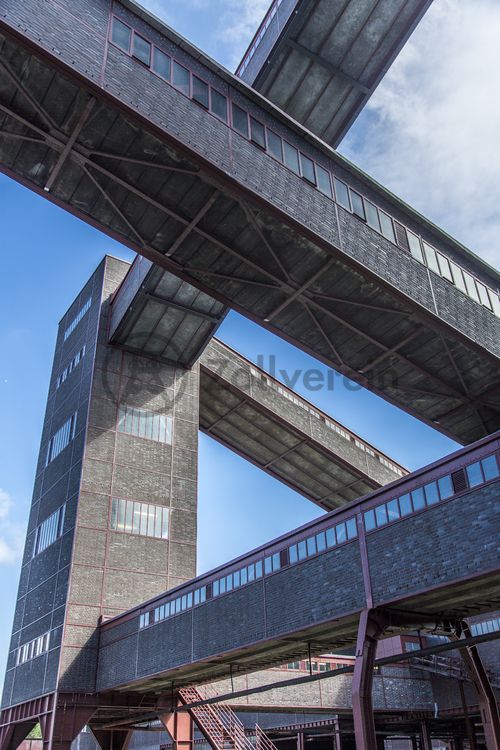 Die diagonal und waagerecht zwischen den Gebäuden verlaufenden Bandbrücken sind fester Bestandteil der Gebäudeensembles von Zeche und Kokerei Zollverein. In ihrem Inneren befinden sich Bänder, auf denen die Rohkohle bzw. Kokskohle oder Koks zu den einzelnen Verarbeitungsstufen transportiert wurden. Sie illustrieren sozusagen den Weg der Kohle, neben dem Transportband verlaufen  schmale Wege und Treppe für die Bergleute. Im Gegensatz zu den reinen Mannschaftsbrücken sind die Bandbrücken aus Stahlskelettbauweise mit parallel verlaufenden Fensterbändern geschlossen. 

Ort: Areal A [Schacht XII], Kohlenwäsche [A14]