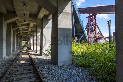 Das größte Übertagegebäude auf Zollverein, die Kohlenwäsche [A14], war zu Betriebszeiten eine Riesenmaschine, die täglich 23.000 Tonnen Rohkohle sortierte und klassierte. Von 2003 bis 2006 wurde sie von dem Office for Metropolitan Architecture (OMA) unter Leitung von Rem Koolhaas und dem Essener Büro Böll & Krabel umfassend saniert. Die Kohlenwäsche ist zentrale Anlaufstelle für Besucher sowie Museumsgebäude des 2010 eröffneten Ruhr Museums und des Portals der Industriekultur. Die oberen Etagen gehören mit den authentisch erhaltenen Übertageanlagen zum Denkmalpfad ZOLLVEREIN®. Auf dem Dach der Kohlenwäsche sind zwei Aussichtsplattformen installiert, die einen Rundblick auf das Gelände und die Region bieten. 

Das 55 Meter hohe Doppelbock-Fördergerüst ist das Wahrzeichen der Zeche Zollverein, der Stadt Essen und der gesamten Region: Die als Doppelstrebengerüst in Vollwandbauweise konstruierte Förderanlage ermöglichte eine doppelte Fördermechanik, mittels derer die doppelte Menge Förderwagen bzw. Fördergefäße transportiert werden konnten. Zollverein Schacht XII galt zu Betriebszeiten als die leistungsstärkste Zeche der Welt. 250 Stufen führen auf die oberste Plattform des Gerüstes, deren Seilscheiben sich auch heute noch drehen: Der Schacht wird heute von der RAG AG für die zentrale Wasserhaltung genutzt.

Ort: Areal A [Schacht XII], Kohlenwäsche [A14]