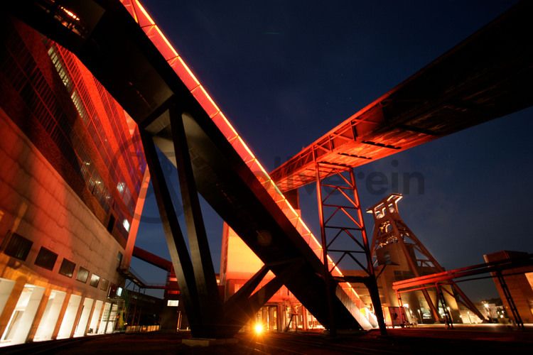 Das größte Übertagegebäude auf Zollverein, die Kohlenwäsche [A14], war zu Betriebszeiten eine Riesenmaschine, die täglich 23.000 Tonnen Rohkohle sortierte und klassierte. Von 2003 bis 2006 wurde sie von dem Office for Metropolitan Architecture (OMA) unter Leitung von Rem Koolhaas und dem Essener Büro Böll & Krabel umfassend saniert. Die Kohlenwäsche ist zentrale Anlaufstelle für Besucher sowie Museumsgebäude des 2010 eröffneten Ruhr Museums und des Portals der Industriekultur. Die oberen Etagen gehören mit den authentisch erhaltenen Übertageanlagen zum Denkmalpfad ZOLLVEREIN®. Auf dem Dach der Kohlenwäsche sind zwei Aussichtsplattformen installiert, die einen Rundblick auf das Gelände und die Region bieten. 

Die beiden 58 Meter langen Rolltreppen an der Kohlenwäsche [A14] befördern die Besucher direkt auf die 24-Meter-Ebene der Kohlenwäsche und von dort wieder nach unten. Die beiden Sonderanfertigungen von ThyssenKrupp Elevator – eine für die Auffahrt, eine für die Abfahrt – orientieren sich an den historischen Bandbrücken. Das Konzept wurde von dem Rotterdamer Office for Metropolitan Architecture (OMA) entwickelt. Eine Fahrt auf einer der beiden höchsten freistehenden Fahrtreppen Deutschlands dauert 90 Sekunden. Highlight: Bei Dunkelheit leuchten die Fahrtreppen orangerot.

Das 55 Meter hohe Doppelbock-Fördergerüst ist das Wahrzeichen der Zeche Zollverein, der Stadt Essen und der gesamten Region: Die als Doppelstrebengerüst in Vollwandbauweise konstruierte Förderanlage ermöglichte eine doppelte Fördermechanik, mittels derer die doppelte Menge Förderwagen bzw. Fördergefäße transportiert werden konnten. Zollverein Schacht XII galt zu Betriebszeiten als die leistungsstärkste Zeche der Welt. 250 Stufen führen auf die oberste Plattform des Gerüstes, deren Seilscheiben sich auch heute noch drehen: Der Schacht wird heute von der RAG AG für die zentrale Wasserhaltung genutzt.

Ort: Areal A [Schacht XII], Kohlenwäsche [A14]