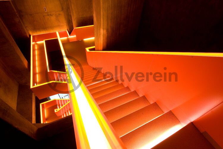 Das größte Übertagegebäude auf Zollverein, die Kohlenwäsche, war zu Betriebszeiten eine Riesenmaschine, die täglich 23.000 Tonnen Rohkohle sortierte und klassierte. Von 2003 bis 2006 wurde sie von dem Office for Metropolitan Architecture (OMA) unter Leitung von Rem Koolhaas und dem Essener Büro Böll & Krabel umfassend saniert. Die Kohlenwäsche ist zentrale Anlaufstelle für Besucher sowie Museumsgebäude des 2010 eröffneten Ruhr Museums und des Portals der Industriekultur. Die oberen Etagen gehören mit den authentisch erhaltenen Übertageanlagen zum Denkmalpfad Zollverein. Auf dem Dach der Kohlenwäsche sind zwei Aussichtsplattformen installiert, die einen Rundblick auf das Gelände und die Region bieten. 

Das Ruhr Museum ist das Regionalmuseum des Ruhrgebiets. Hervorgegangen aus dem alten Essener Ruhrlandmuseum, wurde es am 9. Januar 2010 zusammen mit der Kulturhauptstadt RUHR.2010 feierlich auf dem UNESCO-Welterbe Zollverein eröffnet. In seiner Dauerausstellung in der ehemaligen Kohlenwäsche zeigt es die faszinierende Natur- und Kulturgeschichte der Region: von der Entstehung der Kohle vor über 300 Millionen Jahren bis zum heutigen Strukturwandel zur Metropole Ruhr. Neben der Dauerausstellung zeigt das Ruhr Museum regelmäßig Sonderausstellungen und bietet ein vielfältiges Führungs- und Veranstaltungsprogramm an.